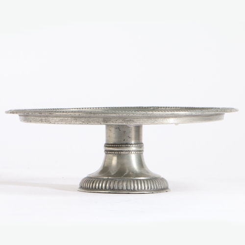 126 - A RARE QUEEN ANNE PEWTER TAZZA OR FOOTED PLATE, CIRCA 1705. The flat plate with narrow beaded rim, o... 