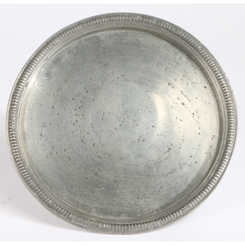 126 - A RARE QUEEN ANNE PEWTER TAZZA OR FOOTED PLATE, CIRCA 1705. The flat plate with narrow beaded rim, o... 