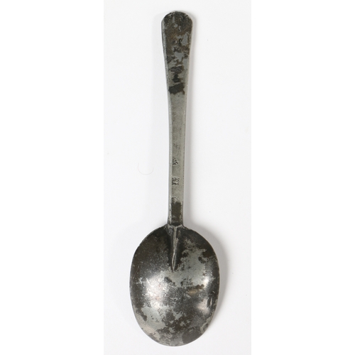 138 - A WILLIAM & MARY PEWTER ROUND-END SPOON, CIRCA 1690. Having a flat tapping stem, ownership triad B... 