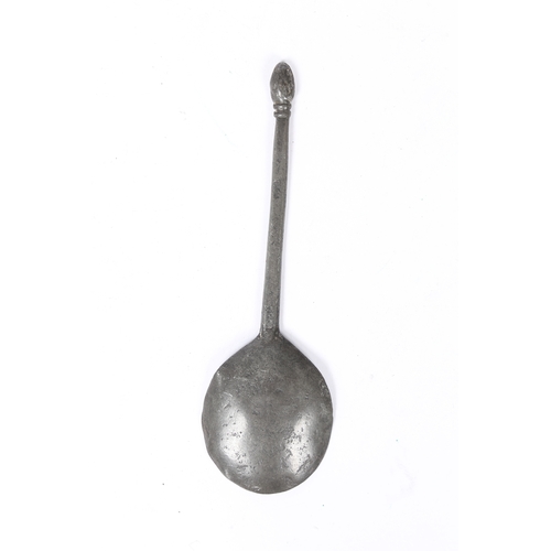 139 - A CHARLES I PEWTER STRAWBERRY KNOP SPOON, CIRCA 1640. With flattened hexagonal stem, the large oval ... 