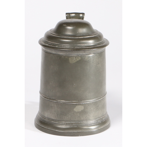 150 - A PEWTER OEAS QUART DOME-LIDDED TANKARD, CIRCA 1720. The straight-sided body with low narrow single ... 