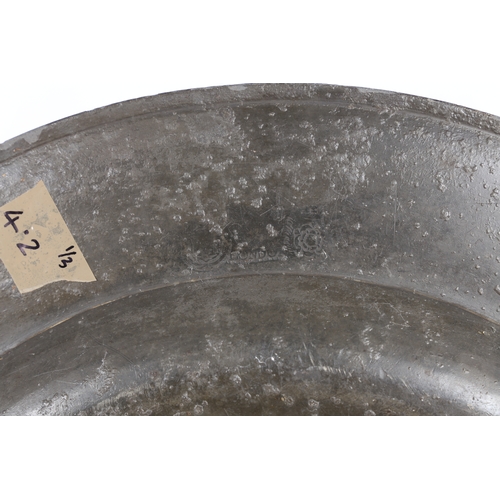 151 - A CHARLES II PEWTER CHARGER, CIRCA 1685. Hallmarks to the rim and touchmarks to the rear of Edward K... 