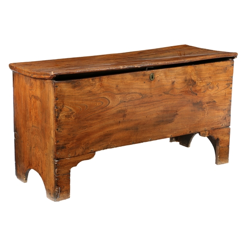 173 - AN EARLY 18TH CENTURY ELM BOARDED CHEST. The one-piece lid with moulded edge, the sides descending t... 