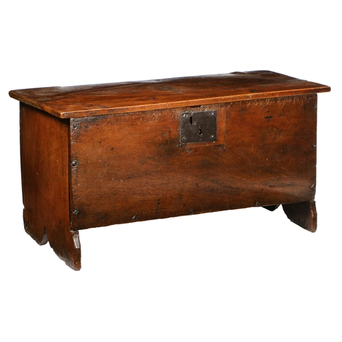 29 - A MID-17TH CENTURY SMALL OAK COFFER, ENGLISH. The hinged lid with square-edge, iron lock plate, the ... 