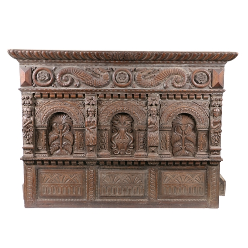 589 - A GOOD AND IMPRESSIVE JAMES I/CHARLES I OAK OVERMANTLE, GLOUCESTERSHIRE CIRCA 1620-30. The deep frie... 