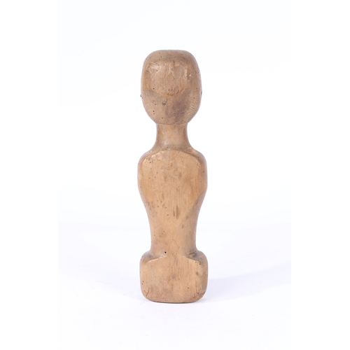 65 - AN 18TH CENTURY TREEN BED POST DOLL. With a head showing sunken eyes and a chin section above a shap... 