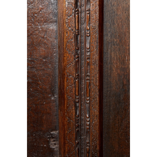 105 - AN EXCEPTIONAL LARGE ELIZABETHAN OAK SETTLE, WITH REMARAKBLE DOUBLE SERPENT CRESTING IN WALNUT, ENGL... 