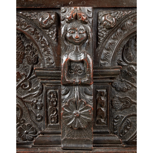 112 - A FINE AND RARE ELIZABETHAN OAK COFFER, BECKHAM WORKSHOP, SALISBURY, CIRCA 1580-1600. The twin plank... 