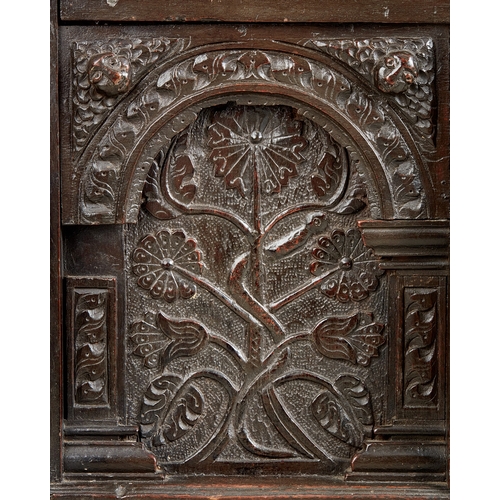 112 - A FINE AND RARE ELIZABETHAN OAK COFFER, BECKHAM WORKSHOP, SALISBURY, CIRCA 1580-1600. The twin plank... 