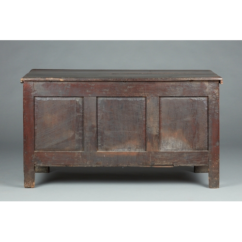 112 - A FINE AND RARE ELIZABETHAN OAK COFFER, BECKHAM WORKSHOP, SALISBURY, CIRCA 1580-1600. The twin plank... 