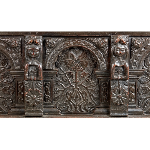 112 - A FINE AND RARE ELIZABETHAN OAK COFFER, BECKHAM WORKSHOP, SALISBURY, CIRCA 1580-1600. The twin plank... 