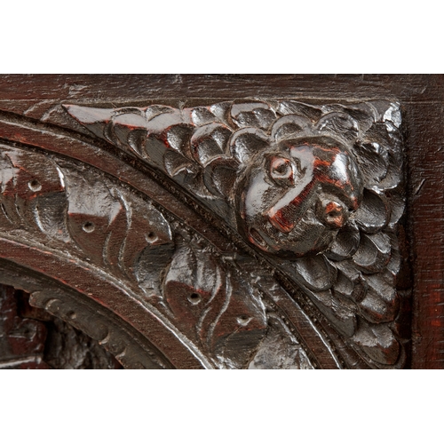 112 - A FINE AND RARE ELIZABETHAN OAK COFFER, BECKHAM WORKSHOP, SALISBURY, CIRCA 1580-1600. The twin plank... 