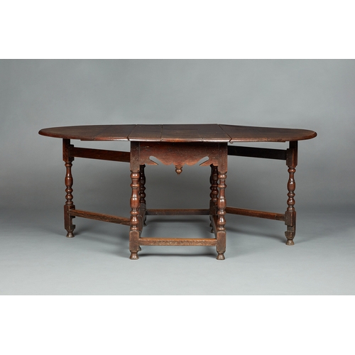 17 - A LARGE WILLIAM AND MARY OAK GATELEG DINING TABLE TO SEAT TEN PEOPLE, ENGLISH, CIRCA 1685-1700. Havi... 