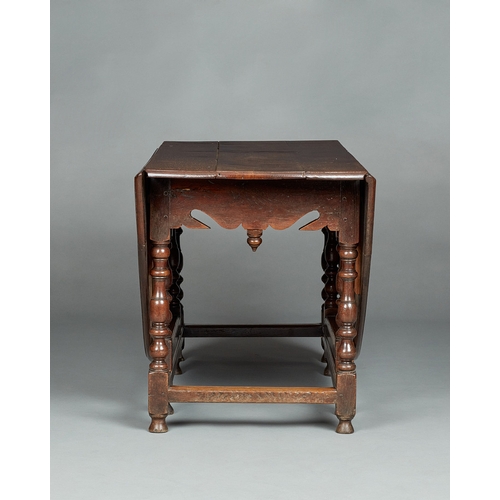 17 - A LARGE WILLIAM AND MARY OAK GATELEG DINING TABLE TO SEAT TEN PEOPLE, ENGLISH, CIRCA 1685-1700. Havi... 