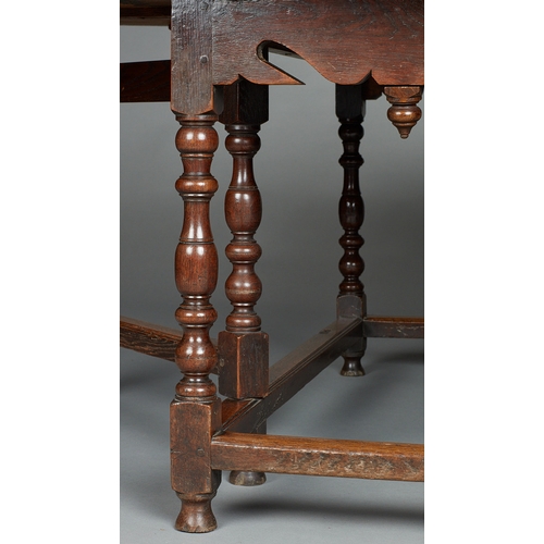 17 - A LARGE WILLIAM AND MARY OAK GATELEG DINING TABLE TO SEAT TEN PEOPLE, ENGLISH, CIRCA 1685-1700. Havi... 