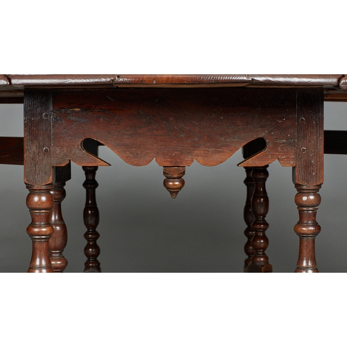 17 - A LARGE WILLIAM AND MARY OAK GATELEG DINING TABLE TO SEAT TEN PEOPLE, ENGLISH, CIRCA 1685-1700. Havi... 