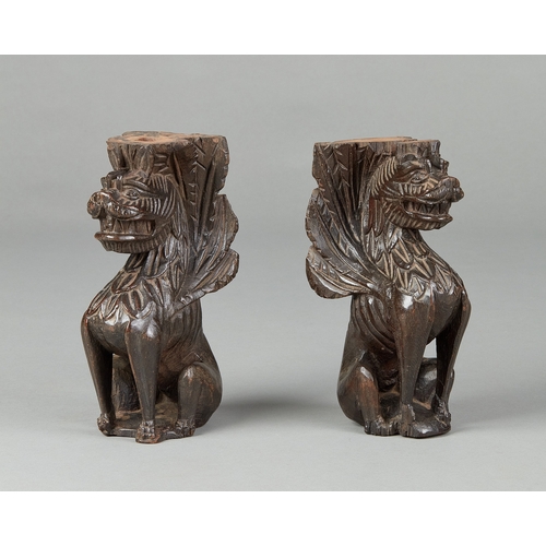 34 - AN FINE AND UNUSUAL PAIR OF ELIZABETHAN CARVED OAK GRIFFINS, HOME COUNTIES, CIRCA 1580-1600. The Gri... 