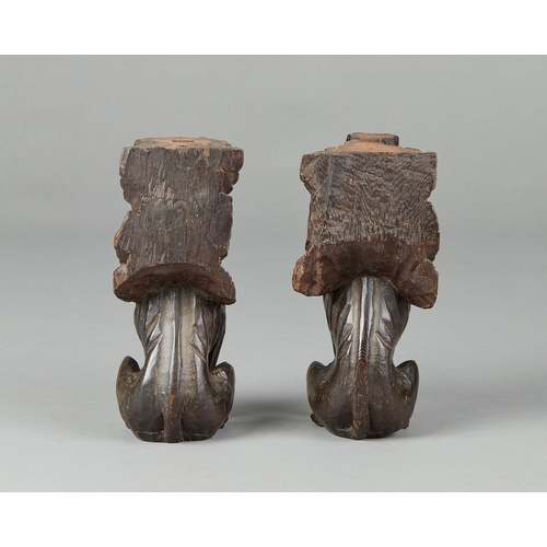 34 - AN FINE AND UNUSUAL PAIR OF ELIZABETHAN CARVED OAK GRIFFINS, HOME COUNTIES, CIRCA 1580-1600. The Gri... 