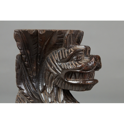 34 - AN FINE AND UNUSUAL PAIR OF ELIZABETHAN CARVED OAK GRIFFINS, HOME COUNTIES, CIRCA 1580-1600. The Gri... 