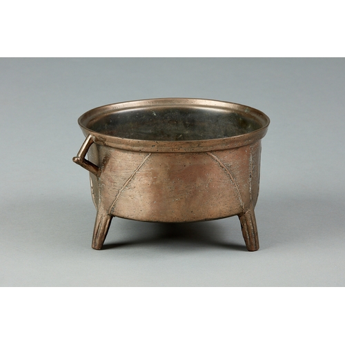 43 - AN EARLY 17TH CENTURY BRONZE TWIN HANDLE COOKING POT, ENGLISH, CIRCA 1620-1640. The circular bronze ... 