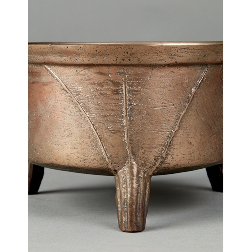 43 - AN EARLY 17TH CENTURY BRONZE TWIN HANDLE COOKING POT, ENGLISH, CIRCA 1620-1640. The circular bronze ... 