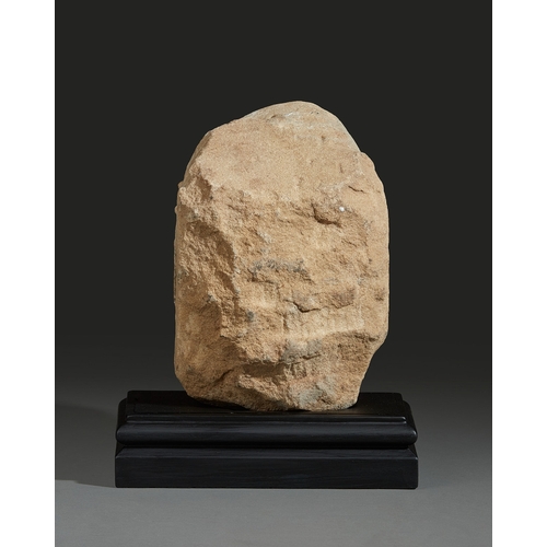 68 - A FINE QUALITY 15TH / EARLY 16TH CENTURY SANDSTONE RENAISSANCE MALE HEAD LATE, ANGLO/FLEMISH, CIRCA ... 