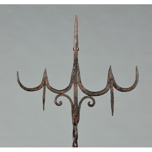 71 - AN ELIZABETHAN WROUGHT IRON CANDELABRA, ENGLISH, CIRCA 1580-1600. Having a single pricket above four... 