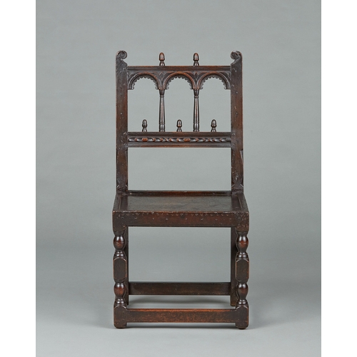 8 - A FINE CHARLES II OAK TRIPLE ARCADED SINGLE CHAIR, DERBYSHIRE, CIRCA 1650-1660. The shaped and splay... 