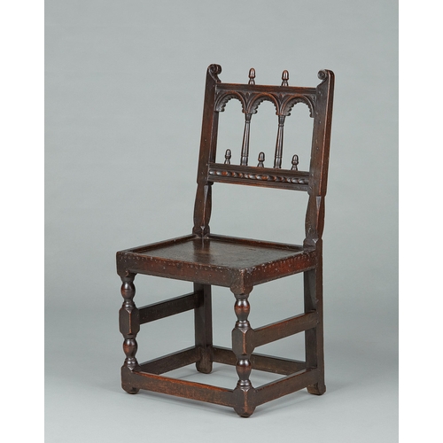 8 - A FINE CHARLES II OAK TRIPLE ARCADED SINGLE CHAIR, DERBYSHIRE, CIRCA 1650-1660. The shaped and splay... 