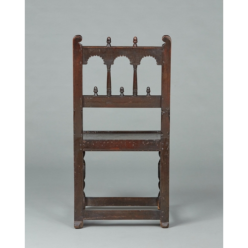 8 - A FINE CHARLES II OAK TRIPLE ARCADED SINGLE CHAIR, DERBYSHIRE, CIRCA 1650-1660. The shaped and splay... 