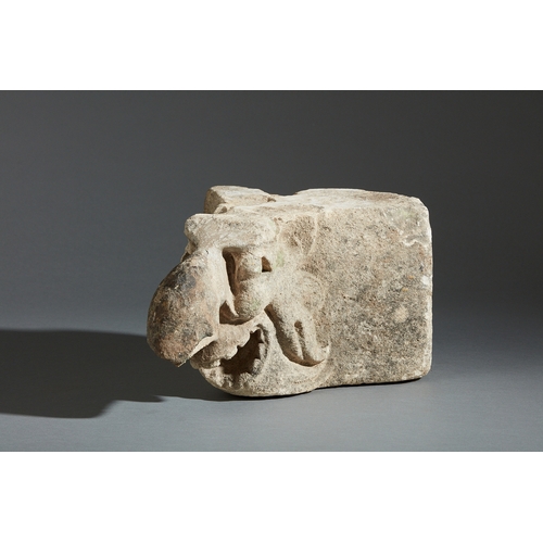 92 - A MID 15TH CENTURY PAIR OF LIMESTONE BEAKED GROTESQUES, ENGLISH, CIRCA 1400-1450. Carved in high rel... 