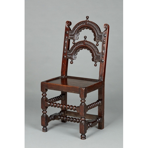 98 - A BOLD AND UNUSUAL CHARLES II DERBYSHIRE OAK SINGLE CHAIR WITH ALL TURNED BASE, CIRCA 1650-1660. The... 