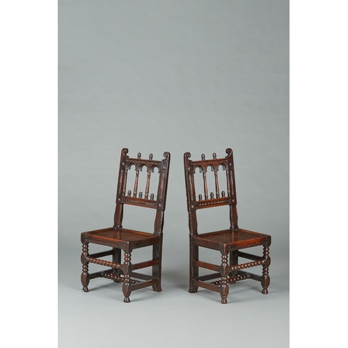 99 - A FINE PAIR OF DERBYSHIRE OAK AND FRUITWOOD TRIPLE ARCADE AND SPINDLE BACK CHAIRS, CIRCA 1660. Each ... 