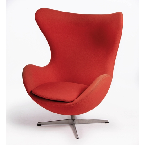 335 - AN EGG CHAIR, DESIGNED IN 1959 BY ARNE JACOBSEN FOR FRITZ HANSEN