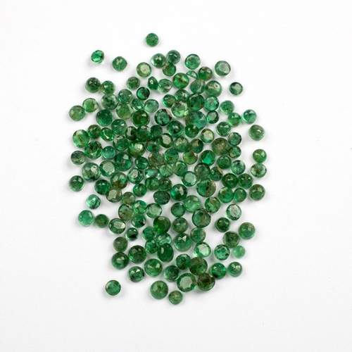 445 - A MELEE OF UNMOUNTED ROUND MIXED-CUT EMERALDS