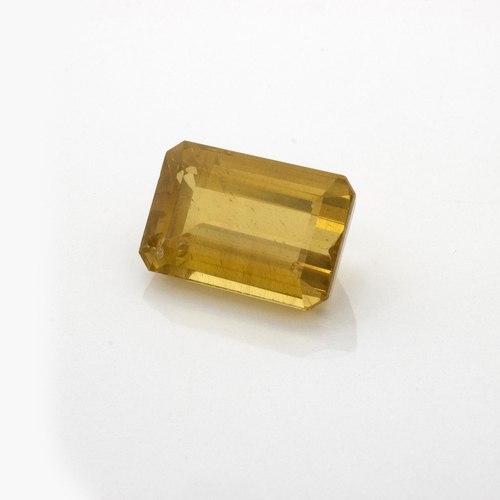 453 - AN UNMOUNTED EMERALD-CUT APATITE