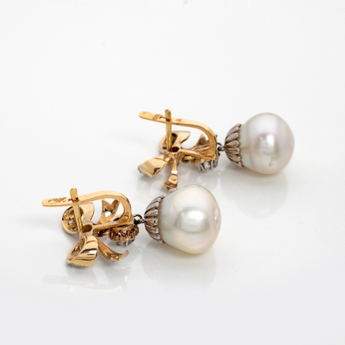 470 - A PAIR OF DIAMOND AND PEARL PENDANT EARRINGS