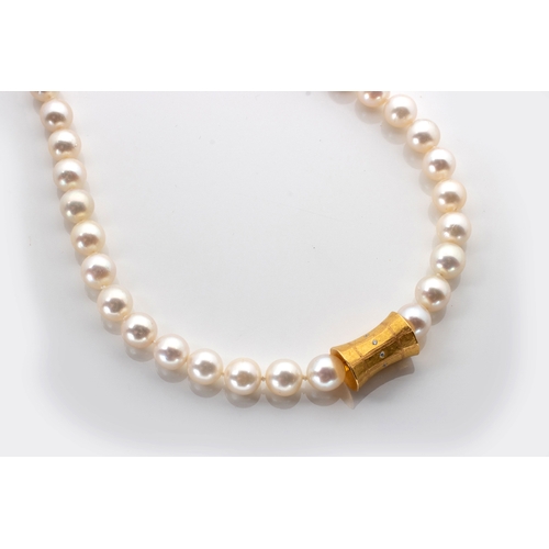 482 - A PEARL NECKLACE WITH INTERCHANGEABLE GEM-SET CENTREPIECES/CLASPS