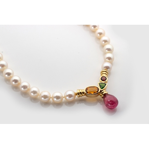 482 - A PEARL NECKLACE WITH INTERCHANGEABLE GEM-SET CENTREPIECES/CLASPS