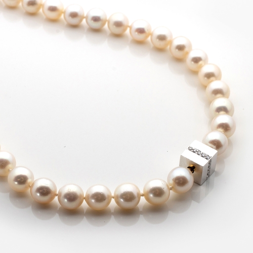 482 - A PEARL NECKLACE WITH INTERCHANGEABLE GEM-SET CENTREPIECES/CLASPS