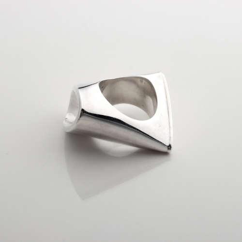 489 - A SILVER RING, DESIGNED BY VIVIANNA TORUN BÃLOW-HÃBE FOR GEORG JENSEN, DENMARK