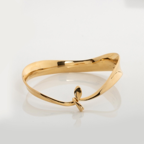 494 - AN 18CT GOLD BANGLE, DESIGNED BY VIVIANNA TORUN BÃLOW-HÃBE FOR GEORG JENSEN, DENMARK