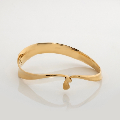 494 - AN 18CT GOLD BANGLE, DESIGNED BY VIVIANNA TORUN BÃLOW-HÃBE FOR GEORG JENSEN, DENMARK