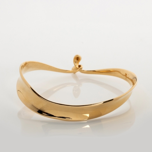 494 - AN 18CT GOLD BANGLE, DESIGNED BY VIVIANNA TORUN BÃLOW-HÃBE FOR GEORG JENSEN, DENMARK