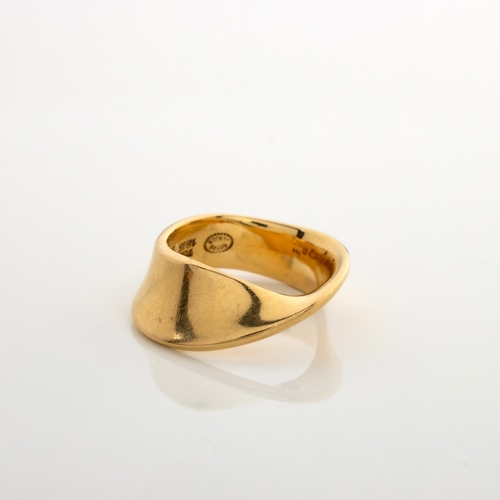 495 - AN 18CT GOLD RING, DESIGNED BY VIVIANNA TORUN BÃLOW-HÃBE FOR GEORG JENSEN, DENMARK