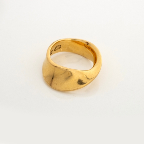 495 - AN 18CT GOLD RING, DESIGNED BY VIVIANNA TORUN BÃLOW-HÃBE FOR GEORG JENSEN, DENMARK