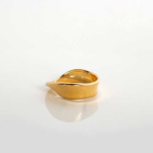 495 - AN 18CT GOLD RING, DESIGNED BY VIVIANNA TORUN BÃLOW-HÃBE FOR GEORG JENSEN, DENMARK