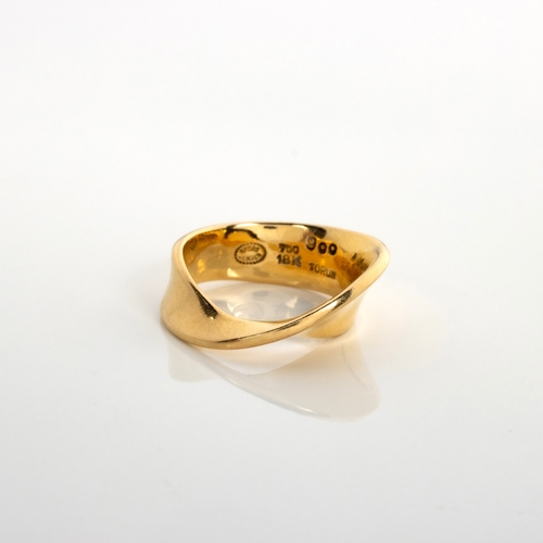 495 - AN 18CT GOLD RING, DESIGNED BY VIVIANNA TORUN BÃLOW-HÃBE FOR GEORG JENSEN, DENMARK