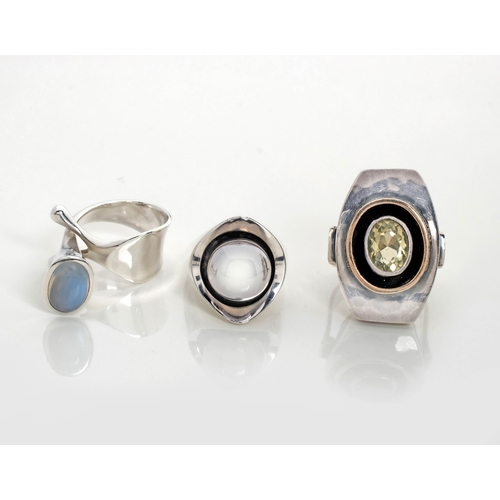 498 - A SILVER AND GEM-SET RING, DESIGNED BY VIVIANNA TORUN BÃLOW-HÃBE FOR GEORG JENSEN, DENMARK