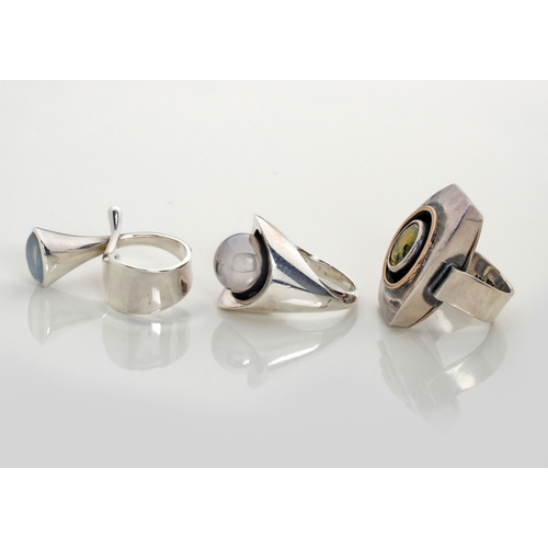 498 - A SILVER AND GEM-SET RING, DESIGNED BY VIVIANNA TORUN BÃLOW-HÃBE FOR GEORG JENSEN, DENMARK